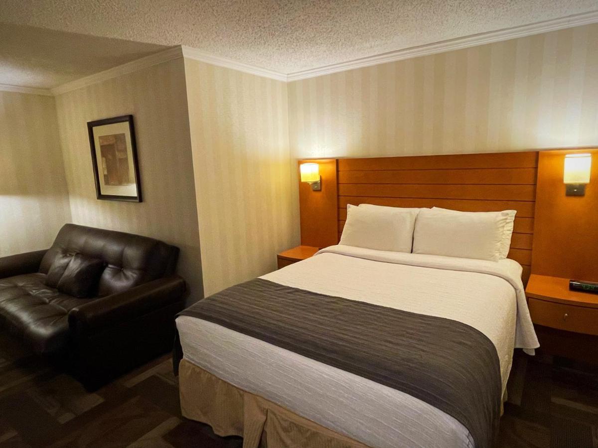 The Glenmore Inn & Convention Centre Calgary Exterior photo