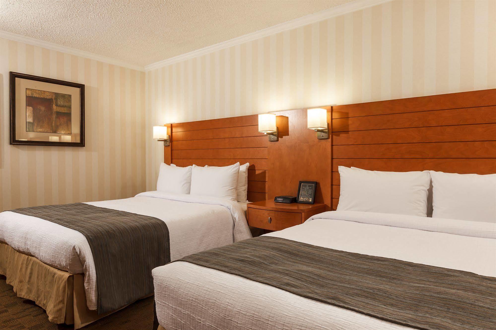 The Glenmore Inn & Convention Centre Calgary Exterior photo